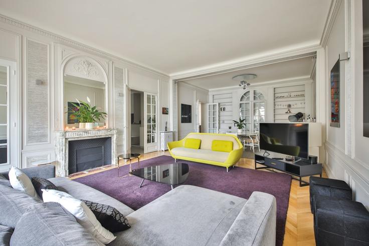 Paris 16th arrondissementのBuilding Boulevard Flandrin - evengestion - 1604825のアパートメントにある、モダンな家具を備えたエレガントなデザインのリビングルーム Paris 16th arrondissementのBuilding Boulevard Flandrin - evengestion - 1604825のアパートメントにある、モダンな家具を備えたエレガントなデザインのリビングルーム