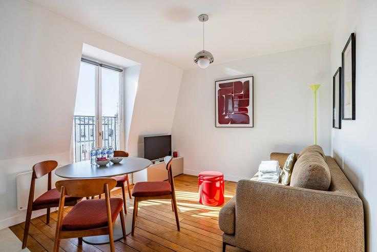 Elegant gestaltetes Wohnzimmer mit moderner Einrichtung in einer Wohnung im Building Rue Didot - evengestion - 1629476 in 14th arrondissement, Paris