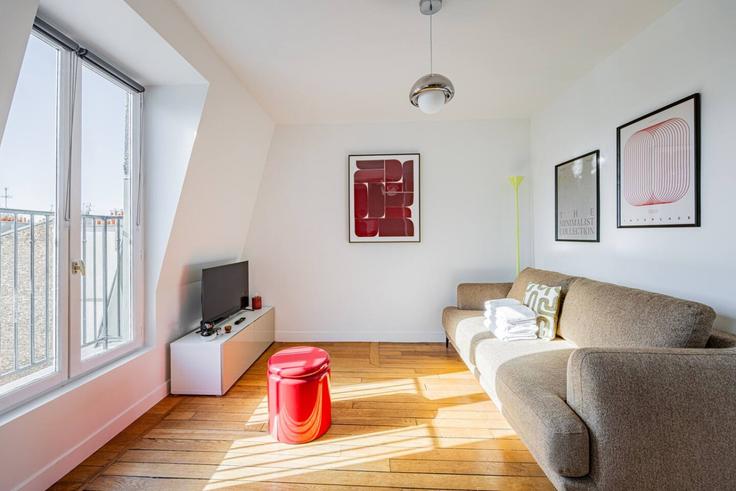 Elegante sala de estar con mobiliario moderno en un apartamento en Building Rue Didot - evengestion - 1629476 en 14th arrondissement, Paris