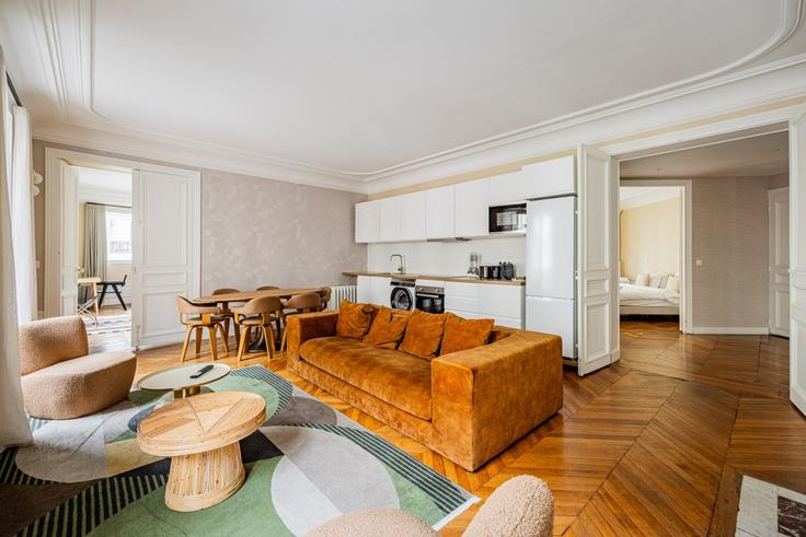 Sala de estar elegantemente projetada com móveis modernos em um apartamento no Building Rue de Rome - evengestion - 1631644 em 8th arrondissement of Paris, Paris
