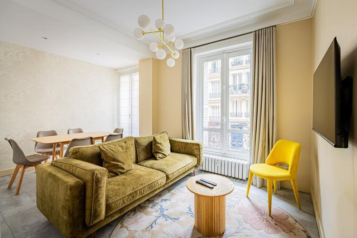 Elegante sala de estar con mobiliario moderno en un apartamento en Building Rue de Rome - evengestion - 1631645 en 8th arrondissement of Paris, Paris