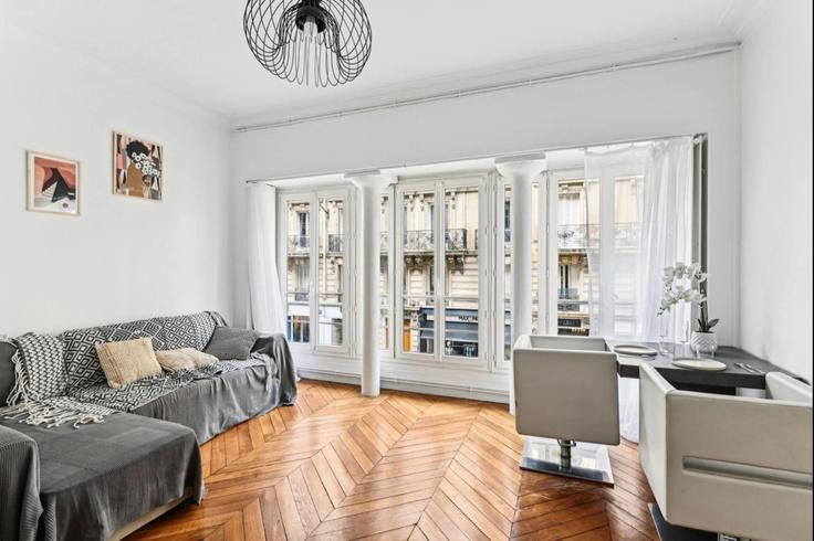 Elegant gestaltetes Wohnzimmer mit moderner Einrichtung in einer Wohnung im Building Rue de Rennes - evengestion - 1631909 in 6th arrondissement, Paris Elegant gestaltetes Wohnzimmer mit moderner Einrichtung in einer Wohnung im Building Rue de Rennes - evengestion - 1631909 in 6th arrondissement, Paris