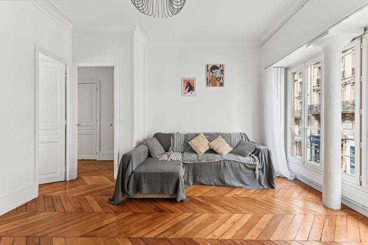 Paris 6th arrondissementのBuilding Rue de Rennes - evengestion - 1631909のアパートメントにある、モダンな家具を備えたエレガントなデザインのリビングルーム