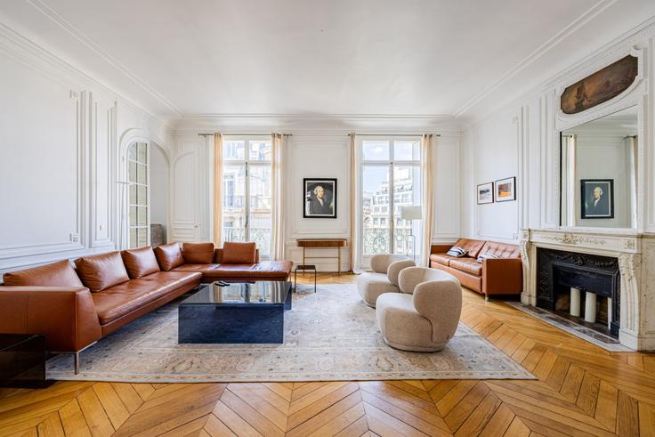 Elegant gestaltetes Wohnzimmer mit moderner Einrichtung in einer Wohnung im Building Avenue Hoche - evengestion - 1632335 in 8th arrondissement of Paris, Paris