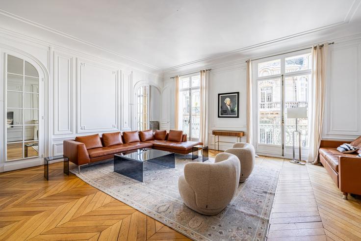 Building Avenue Hoche - evengestion - 1632335 adresindeki bir dairede modern mobilyalarla zarif bir şekilde tasarlanmış oturma odası 8th arrondissement of Paris, Paris Building Avenue Hoche - evengestion - 1632335 adresindeki bir dairede modern mobilyalarla zarif bir şekilde tasarlanmış oturma odası 8th arrondissement of Paris, Paris