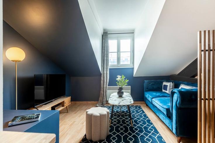 Salle de séjour élégante avec mobilier moderne dans un appartement à Building Rue Saint-Marc - evengestion - 1648440 à 2nd arrondissement, Paris