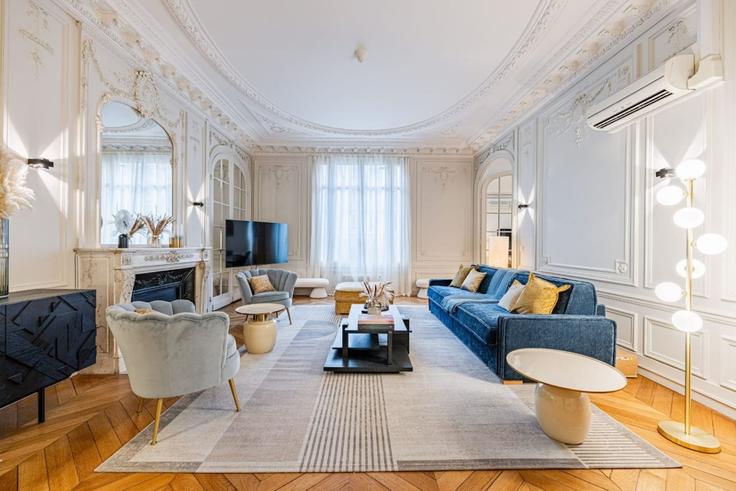 Salle de séjour élégante avec mobilier moderne dans un appartement à Building Avenue Hoche - evengestion - 1694646 à 8th arrondissement of Paris, Paris