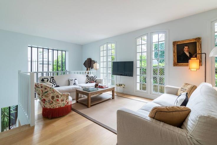 Salle de séjour élégante avec mobilier moderne dans un appartement à Building Passage Landrieu - evengestion - 1699769 à 7th arrondissement, Paris