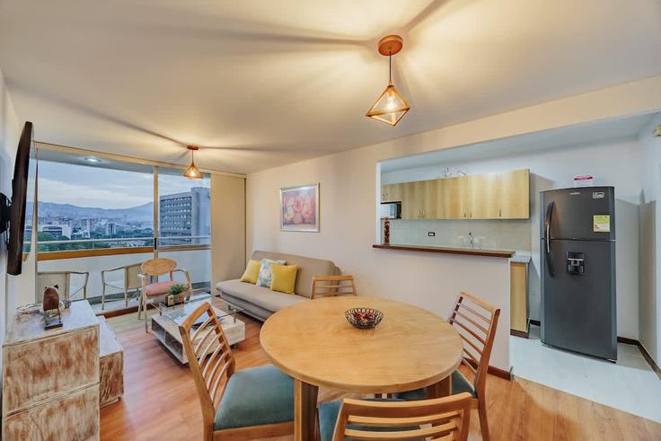 Sala de estar elegantemente projetada com móveis modernos em um apartamento no Building Calle 8 Sur - everyplace - 1471358 em El Poblado, Medellín