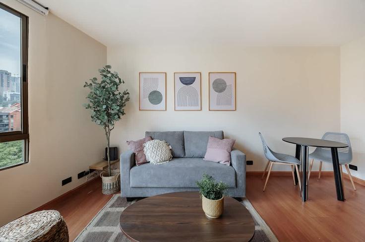 El Poblado, Medellín에 위치한 Building Carrera 35 - everyplace - 1471355 유닛의 세련된 인테리어가 돋보이는 거실