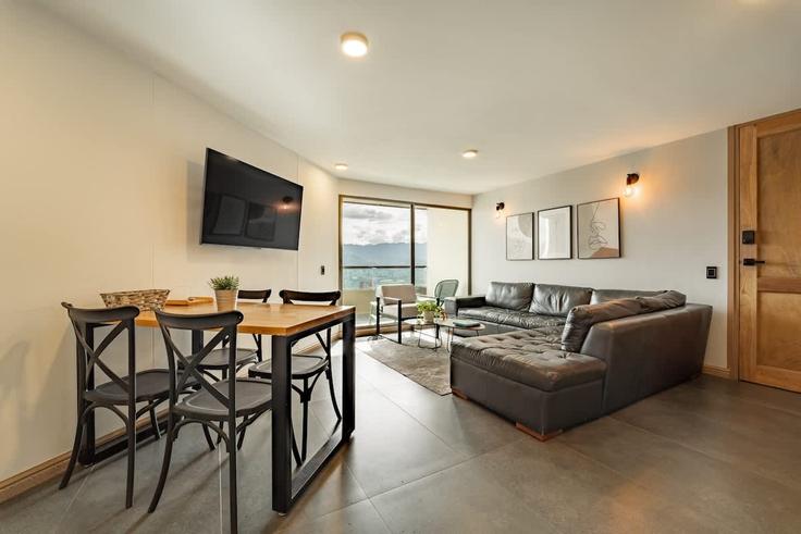 El Poblado, Medellín에 위치한 Building Calle 3 - everyplace - 1471359 유닛의 세련된 인테리어가 돋보이는 거실