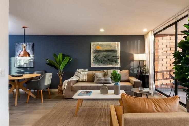 El Poblado, Medellín에 위치한 Building Carrera 32d - everyplace - 1471756 유닛의 세련된 인테리어가 돋보이는 거실