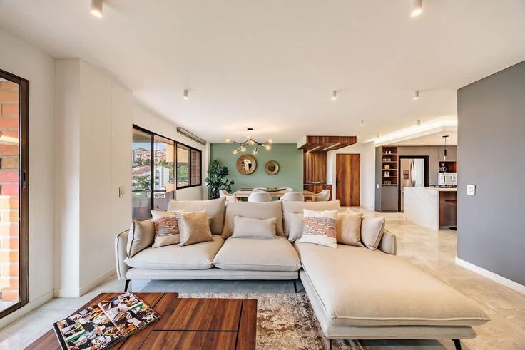 El Poblado, Medellín에 위치한 Building Carrera 29c - everyplace - 1471393 유닛의 세련된 인테리어가 돋보이는 거실