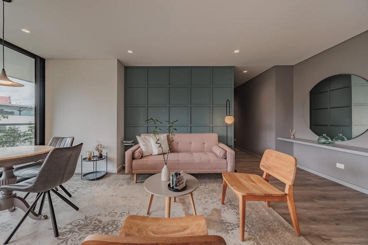 El Poblado, Medellín에 위치한 Building Calle 12 - everyplace - 1471369 유닛의 세련된 인테리어가 돋보이는 거실
