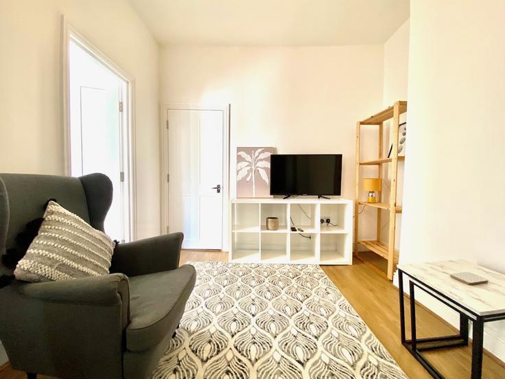 Elegante sala de estar con mobiliario moderno en un apartamento en Building Grove Road - evo-stays - 1225494 en London Borough of Tower Hamlets, London
