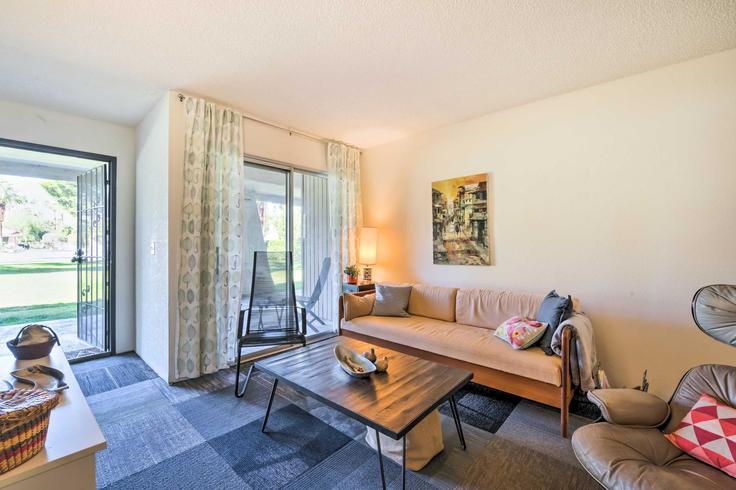 Building North Los Felices Road - evolve-1 - 1545750 adresindeki bir dairede modern mobilyalarla zarif bir şekilde tasarlanmış oturma odası Palm Springs, Palm Springs
