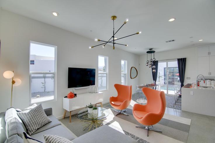 Building Majestic Way - evolve-1 - 1545779 adresindeki bir dairede modern mobilyalarla zarif bir şekilde tasarlanmış oturma odası Palm Springs, Palm Springs