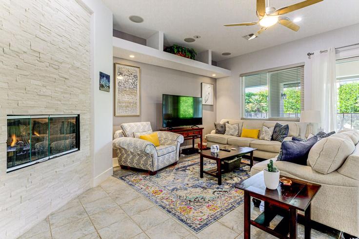 Palm Desert, Palm Desert에 위치한 Building Sandpiper Court West - evolve-1 - 1546281 유닛의 세련된 인테리어가 돋보이는 거실 Palm Desert, Palm Desert에 위치한 Building Sandpiper Court West - evolve-1 - 1546281 유닛의 세련된 인테리어가 돋보이는 거실