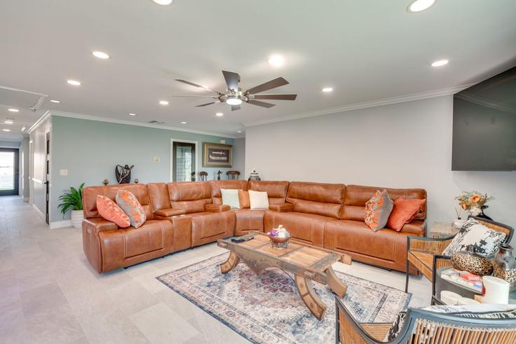 Sala de estar elegantemente projetada com móveis modernos em um apartamento no Building North Whitewater Club Drive - evolve-1 - 1546080 em Palm Springs, Palm Springs Sala de estar elegantemente projetada com móveis modernos em um apartamento no Building North Whitewater Club Drive - evolve-1 - 1546080 em Palm Springs, Palm Springs