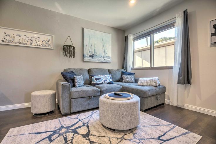 Salle de séjour élégante avec mobilier moderne dans un appartement à Building Worden Street - evolve-1 - 1545797 à San Diego, San Diego