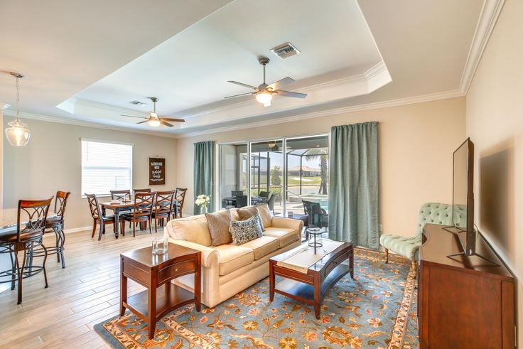 Elegant gestaltetes Wohnzimmer mit moderner Einrichtung in einer Wohnung im Building Leaning Pine Lane - evolve-1 - 1546476 in Punta Gorda, Punta Gorda Elegant gestaltetes Wohnzimmer mit moderner Einrichtung in einer Wohnung im Building Leaning Pine Lane - evolve-1 - 1546476 in Punta Gorda, Punta Gorda