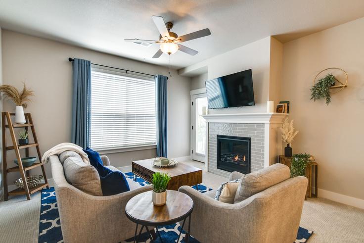 Sala de estar elegantemente projetada com móveis modernos em um apartamento no Building Hahns Peak Drive - evolve-1 - 1546054 em Loveland, Loveland Sala de estar elegantemente projetada com móveis modernos em um apartamento no Building Hahns Peak Drive - evolve-1 - 1546054 em Loveland, Loveland