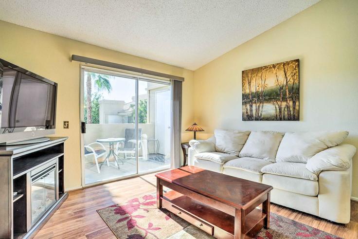 Salle de séjour élégante avec mobilier moderne dans un appartement à Building Sheryl Avenue - evolve-1 - 1546300 à Palm Desert, Palm Desert Salle de séjour élégante avec mobilier moderne dans un appartement à Building Sheryl Avenue - evolve-1 - 1546300 à Palm Desert, Palm Desert