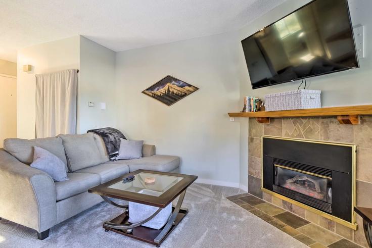 Elegant gestaltetes Wohnzimmer mit moderner Einrichtung in einer Wohnung im Building Cove Boulevard - evolve-1 - 1546299 in Dillon, Dillon