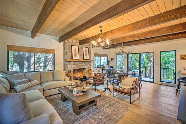 Elegant gestaltetes Wohnzimmer mit moderner Einrichtung in einer Wohnung im Building California 173 - evolve-1 - 1545938 in Lake Arrowhead, Lake Arrowhead Elegant gestaltetes Wohnzimmer mit moderner Einrichtung in einer Wohnung im Building California 173 - evolve-1 - 1545938 in Lake Arrowhead, Lake Arrowhead