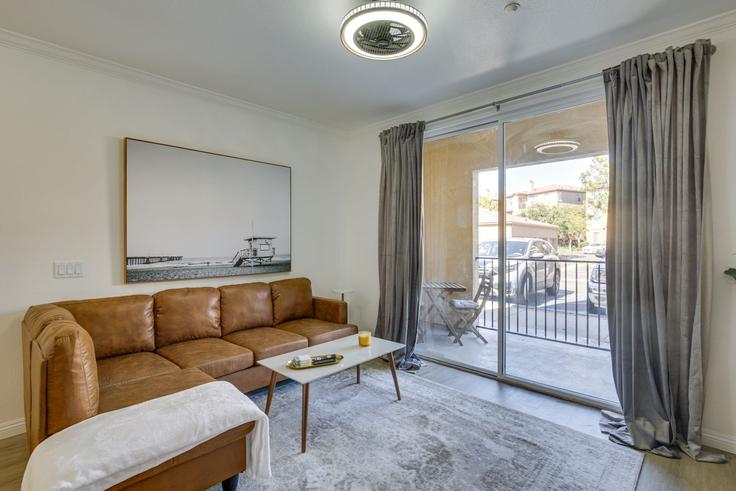 Salle de séjour élégante avec mobilier moderne dans un appartement à Building Elijah Court - evolve-1 - 1546333 à San Diego, San Diego