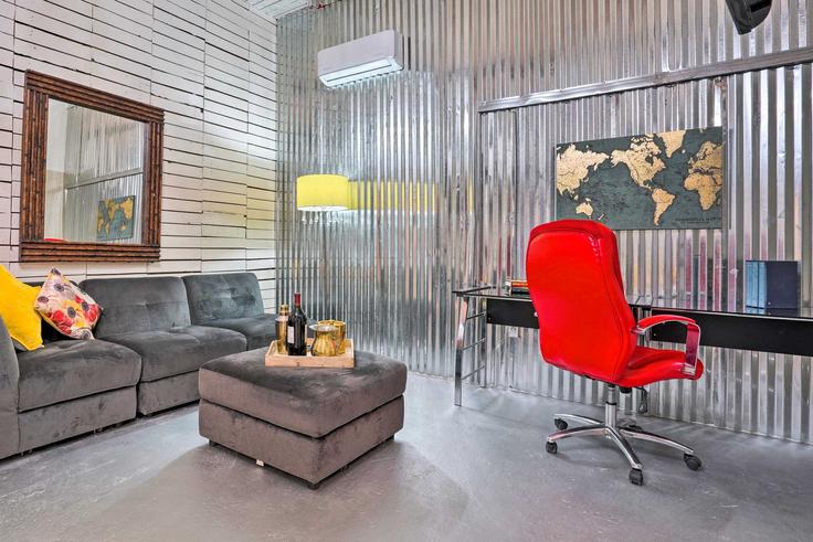 Elegant gestaltetes Wohnzimmer mit moderner Einrichtung in einer Wohnung im Building San Bernardo Avenue - evolve-1 - 1546473 in Laredo, Laredo