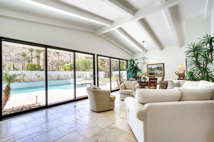 Elegant gestaltetes Wohnzimmer mit moderner Einrichtung in einer Wohnung im Building Sioux Drive - evolve-1 - 1545981 in Indian Wells, Indian Wells