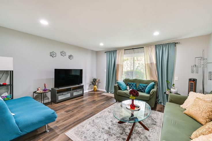 Salle de séjour élégante avec mobilier moderne dans un appartement à Building Rancho Mission Road - evolve-1 - 1545949 à San Diego, San Diego