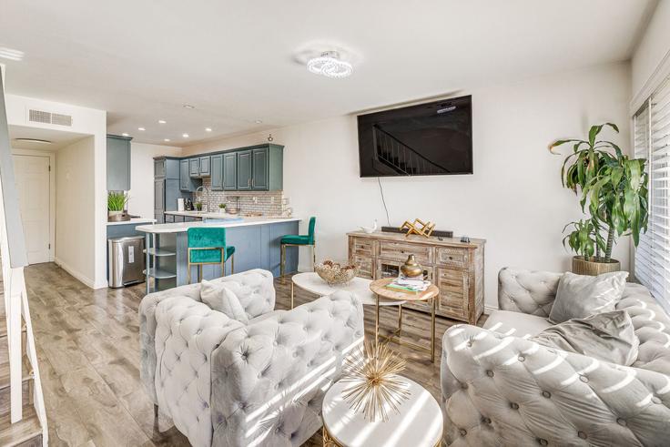 Elegant gestaltetes Wohnzimmer mit moderner Einrichtung in einer Wohnung im Building Morse Avenue - evolve-1 - 1546097 in Los Angeles, Los Angeles