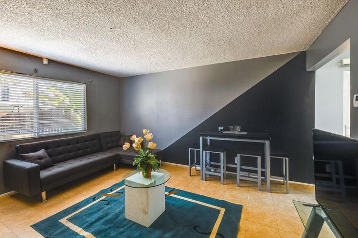Los Angeles, Los Angeles에 위치한 Building Elmer Avenue - evolve-1 - 1546361 유닛의 세련된 인테리어가 돋보이는 거실
