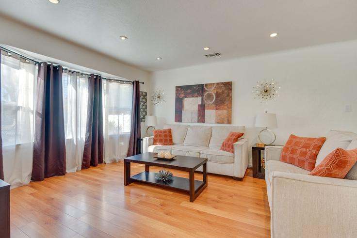 Los Angeles, Los Angeles에 위치한 Building Colfax Avenue - evolve-1 - 1546003 유닛의 세련된 인테리어가 돋보이는 거실