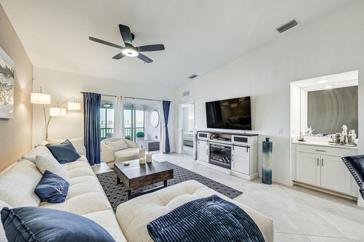 Salle de séjour élégante avec mobilier moderne dans un appartement à Building Double Eagle Circle - evolve-1 - 1643083 à Ave Maria, Ave Maria