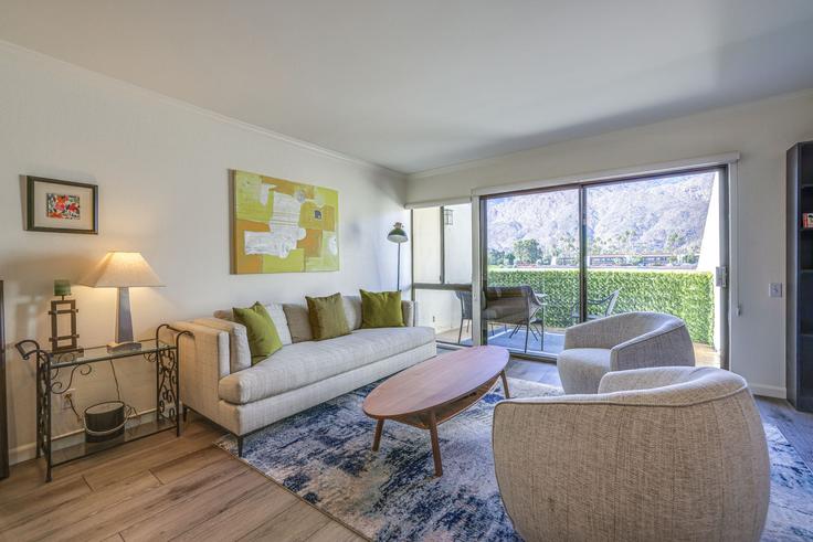 Building East Palm Canyon Drive - evolve-1 - 1546162 adresindeki bir dairede modern mobilyalarla zarif bir şekilde tasarlanmış oturma odası Palm Springs, Palm Springs