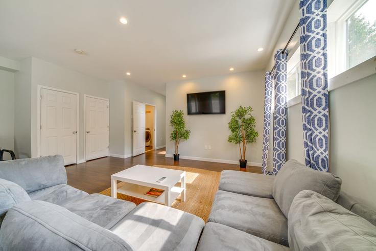 Elegant gestaltetes Wohnzimmer mit moderner Einrichtung in einer Wohnung im Building 47th Avenue South - evolve-1 - 1546029 in Tukwila, Tukwila Elegant gestaltetes Wohnzimmer mit moderner Einrichtung in einer Wohnung im Building 47th Avenue South - evolve-1 - 1546029 in Tukwila, Tukwila