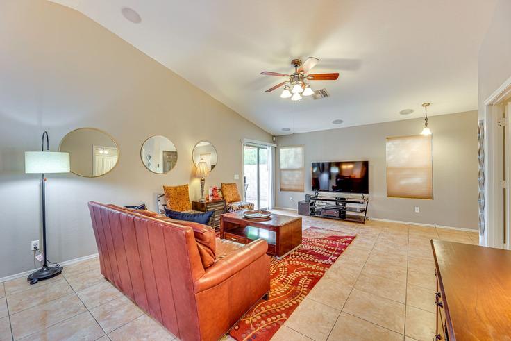 Salle de séjour élégante avec mobilier moderne dans un appartement à Building West CALIBERA Court - evolve-1 - 1546494 à Casa Grande, Casa Grande Salle de séjour élégante avec mobilier moderne dans un appartement à Building West CALIBERA Court - evolve-1 - 1546494 à Casa Grande, Casa Grande
