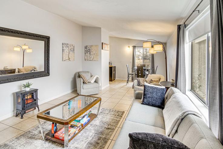 Building Carolside Avenue - evolve-1 - 1546378 adresindeki bir dairede modern mobilyalarla zarif bir şekilde tasarlanmış oturma odası Lancaster, Lancaster
