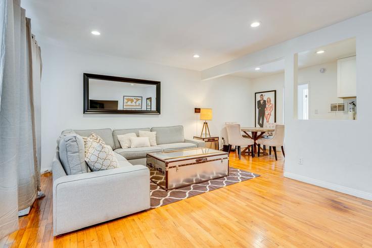 Salle de séjour élégante avec mobilier moderne dans un appartement à Building Orlando Avenue - evolve-1 - 1546500 à West Hollywood, West Hollywood