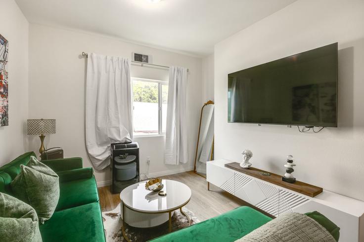 Salle de séjour élégante avec mobilier moderne dans un appartement à Building Broadway - evolve-1 - 1546258 à San Diego, San Diego
