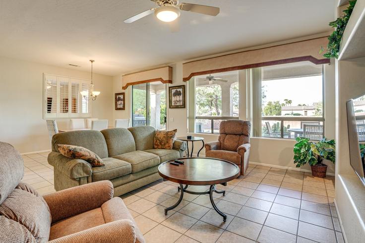 Sala de estar elegantemente projetada com móveis modernos em um apartamento no Building North Tallowood Way - evolve-1 - 1546399 em Surprise, Surprise Sala de estar elegantemente projetada com móveis modernos em um apartamento no Building North Tallowood Way - evolve-1 - 1546399 em Surprise, Surprise