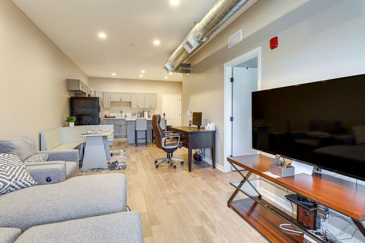 Salle de séjour élégante avec mobilier moderne dans un appartement à Building Liberty Avenue - evolve-1 - 1642768 à Pittsburgh, Pittsburgh
