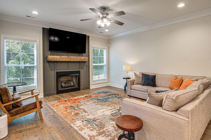 Building Santa Maria Drive Northeast - evolve-1 - 1699732 adresindeki bir dairede modern mobilyalarla zarif bir şekilde tasarlanmış oturma odası Huntsville, Huntsville