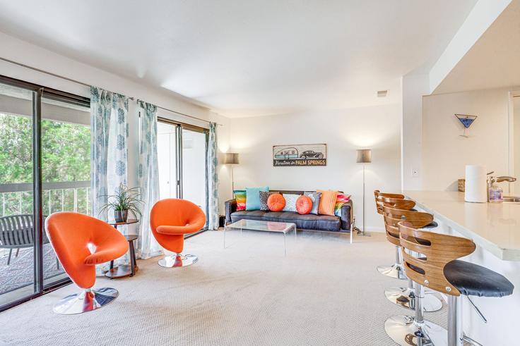 Building East Via Escuela - evolve-1 - 1585452 adresindeki bir dairede modern mobilyalarla zarif bir şekilde tasarlanmış oturma odası Palm Springs, Palm Springs