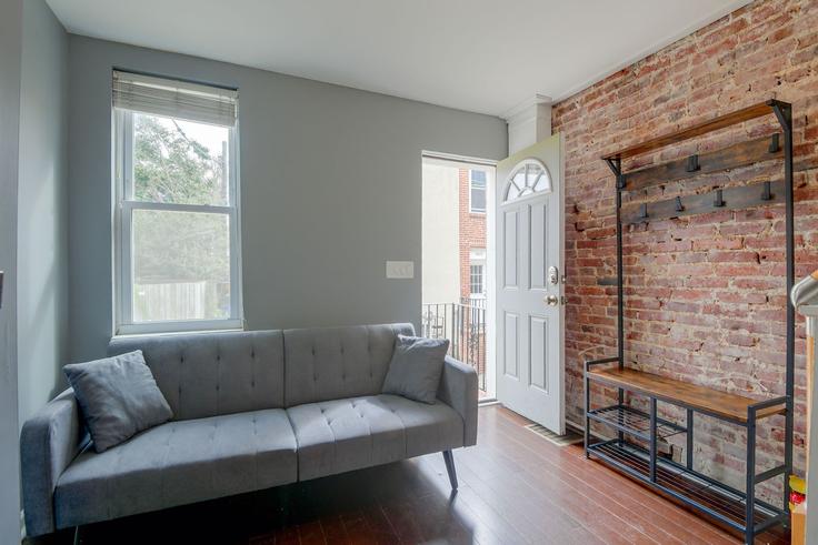 Baltimore BaltimoreのBuilding Olive Street - evolve-1 - 1641609のアパートメントにある、モダンな家具を備えたエレガントなデザインのリビングルーム Baltimore BaltimoreのBuilding Olive Street - evolve-1 - 1641609のアパートメントにある、モダンな家具を備えたエレガントなデザインのリビングルーム
