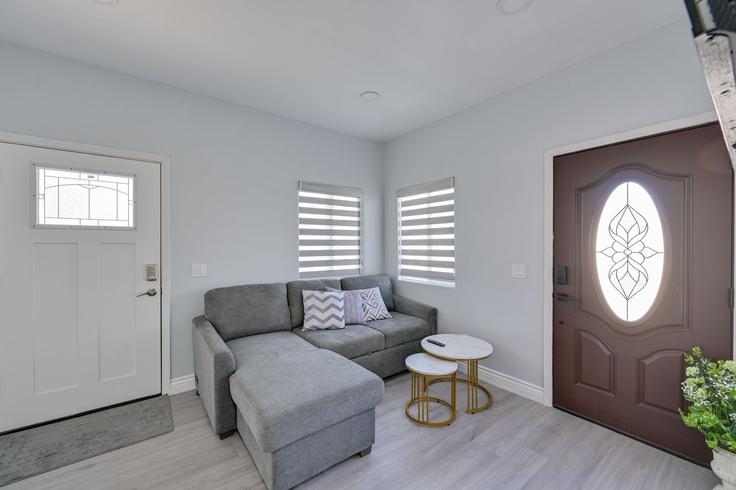 Elegantly designed living room with modern furnishings in an apartment at Building Hyatt Street - evolve-1 - 1596271 in San Diego, San Diego