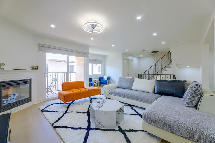 Elegantly designed living room with modern furnishings in an apartment at Building West 207th Street - evolve-1 - 1637175 in Los Angeles, Los Angeles Elegantly designed living room with modern furnishings in an apartment at Building West 207th Street - evolve-1 - 1637175 in Los Angeles, Los Angeles